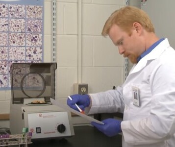 Клиника лечения наркозависимости в Ужуре Врач в кабинете клиники