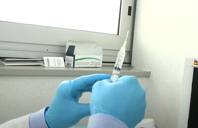 Проведение кодирования Вивитролом в Ужуре Шприц с Вивитролом в руках у врача